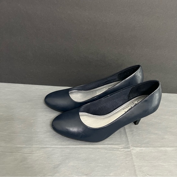 Life Stride Navy Leather Round-Toe Dress Pumps - Picture 3 of 5